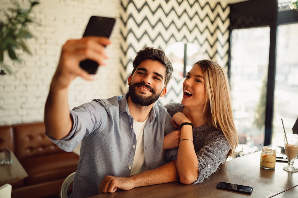 jeune couple amoureux 