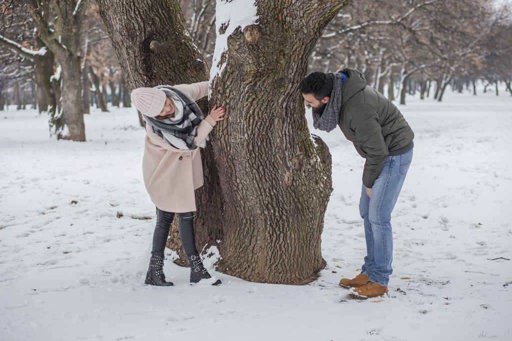 Heureux couple qui s'amuse le jour de la Saint-Valentin