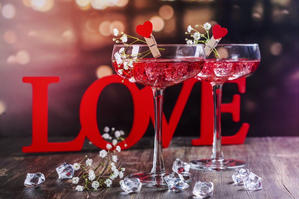 Deux verres de cocktail pour la Saint-Valentin