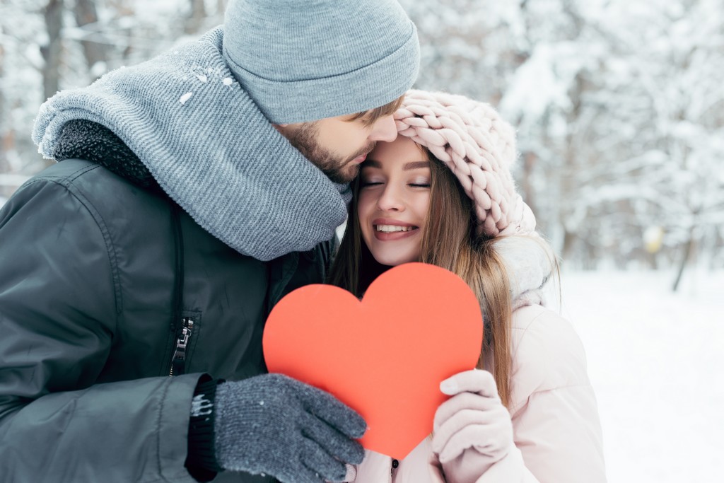 Saint-Valentin ballade en hiver en amoureux