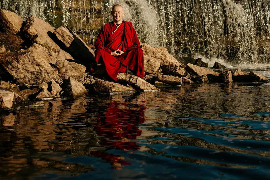 Zen et Relaxation, moine en position de méditation